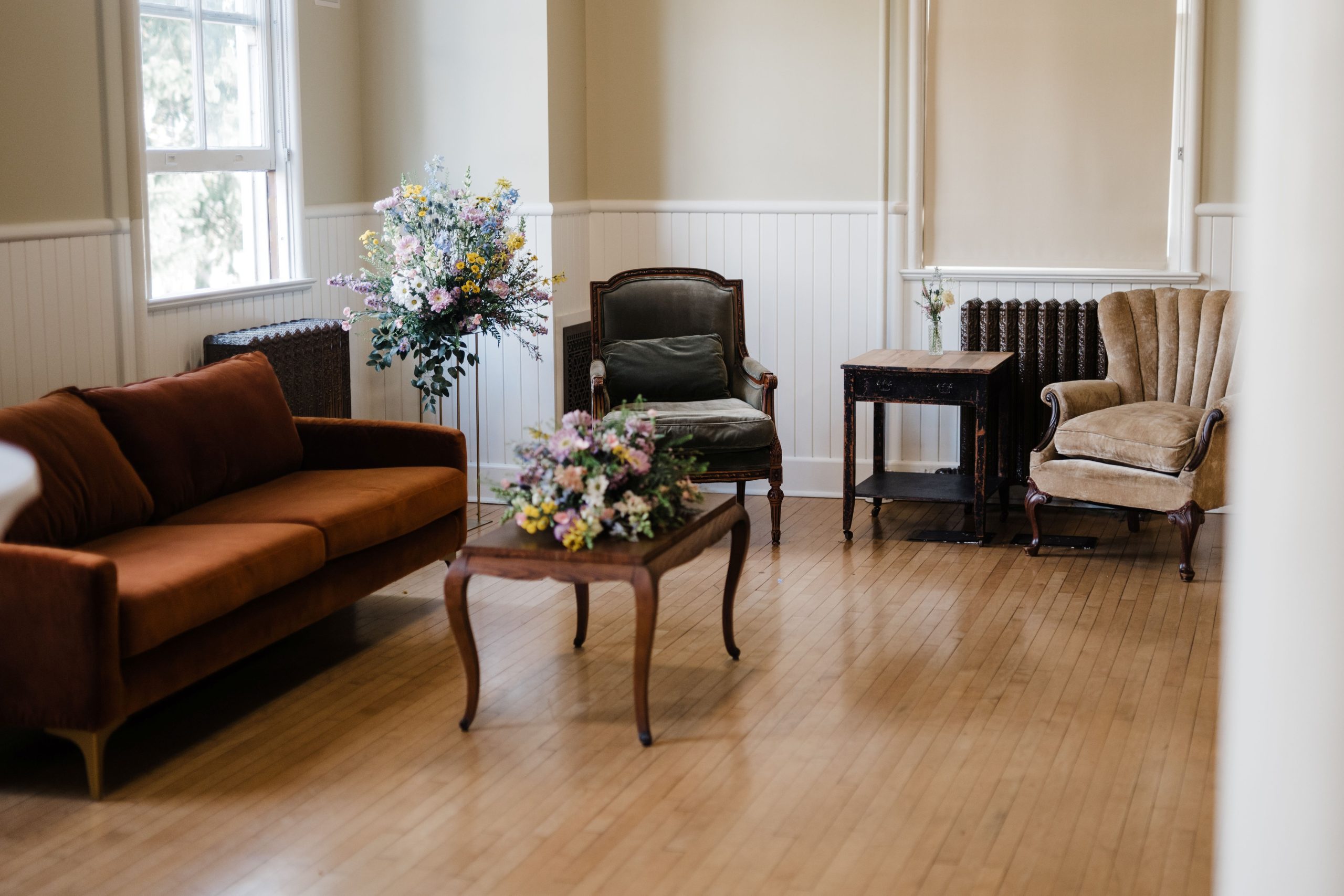 Amanda and Quintin Wedding Vintage furniture used for the wedding reception: Burgundy couch, dark blue velvet chair, gold armchair